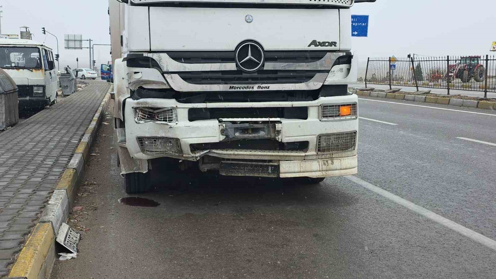 Aksaray’da tır ile otomobil çarpıştı: 4’ü hakem 5 yaralı