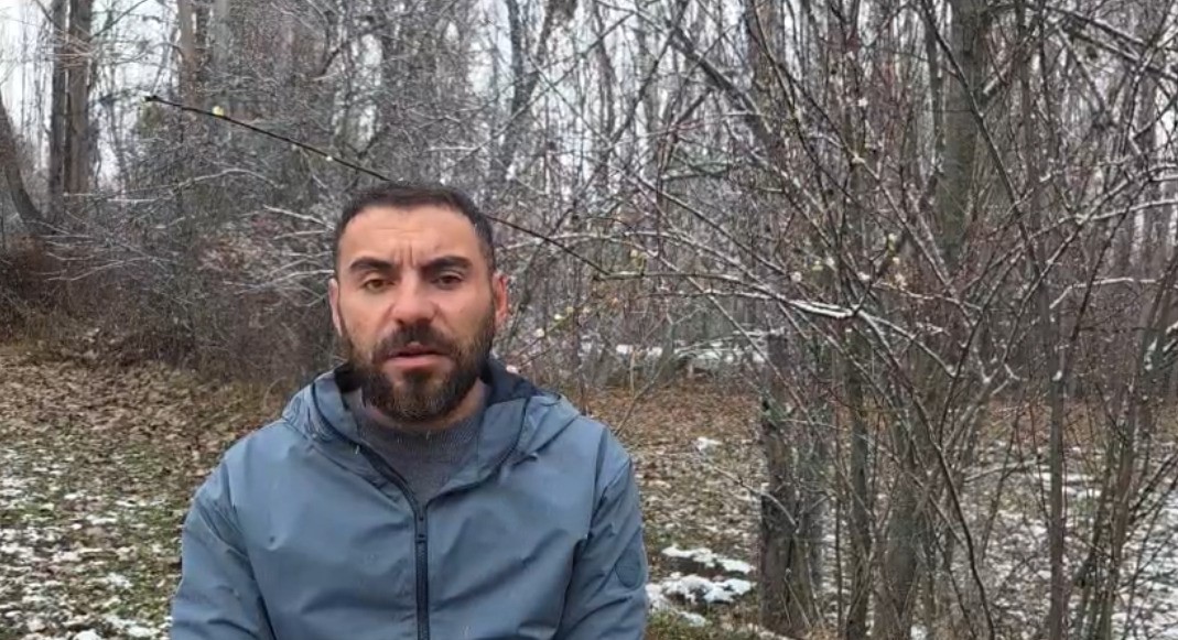 15 gün önce çiçek açan erik ağaçları kar altında kaldı