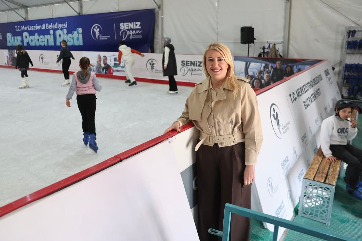 Merkezefendi&rsquo;de buz pateni pisti a&ccedil;ıldı
