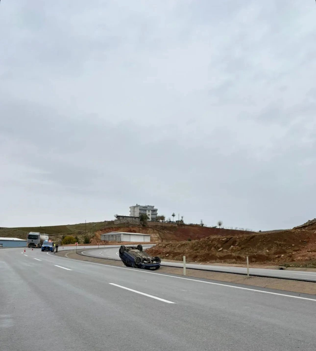 Takla atan otomobil ref&uuml;je d&uuml;şt&uuml;: 2 yaralı
