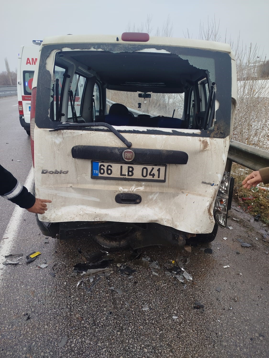 Kaza yapan araçlarının yanında bekleyen vatandaşlara otomobil çarptı: 5 yaralı