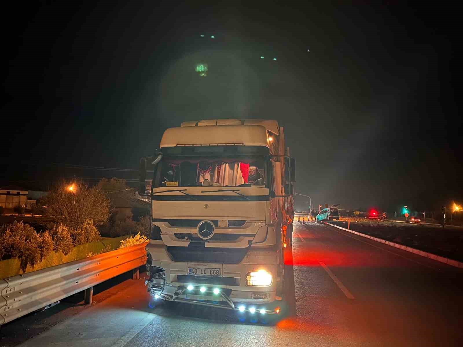 Gaziantep’te hafif ticari araç ile tır çarpıştı: 2’si çocuk 3 yaralı