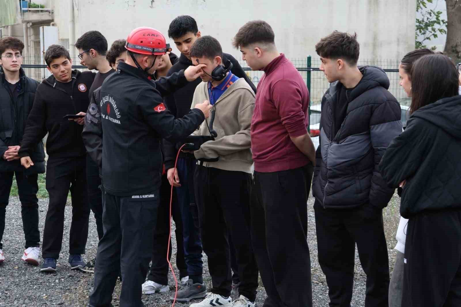 Ümraniye Belediyesi’nden liselerde arama kurtarma eğitimi