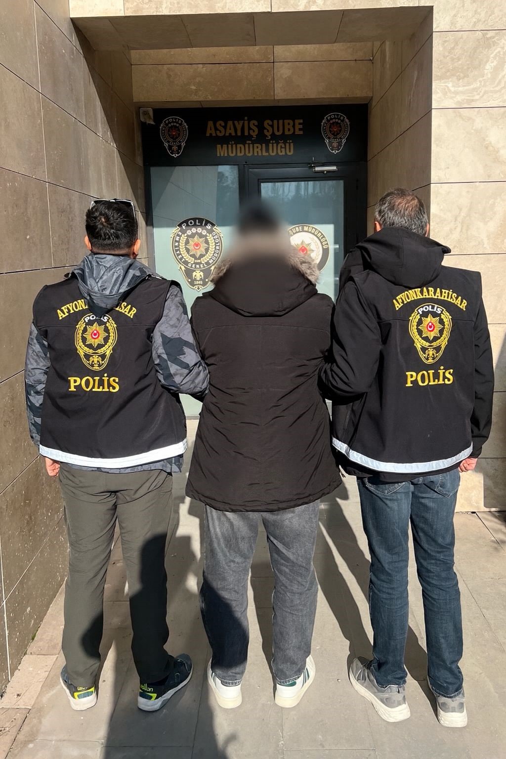 Polis 3 farklı suçtan hapis cezası ile aranan şahsı yakaladı