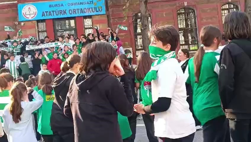 Bursa’da öğrenciler Bursaspor kıyafetleriyle okula geldi