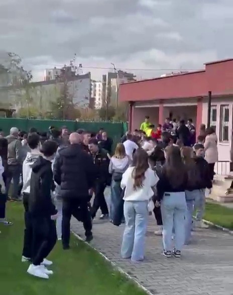 Öğrencilerden öğretmene şiddete sendikalardan tepki