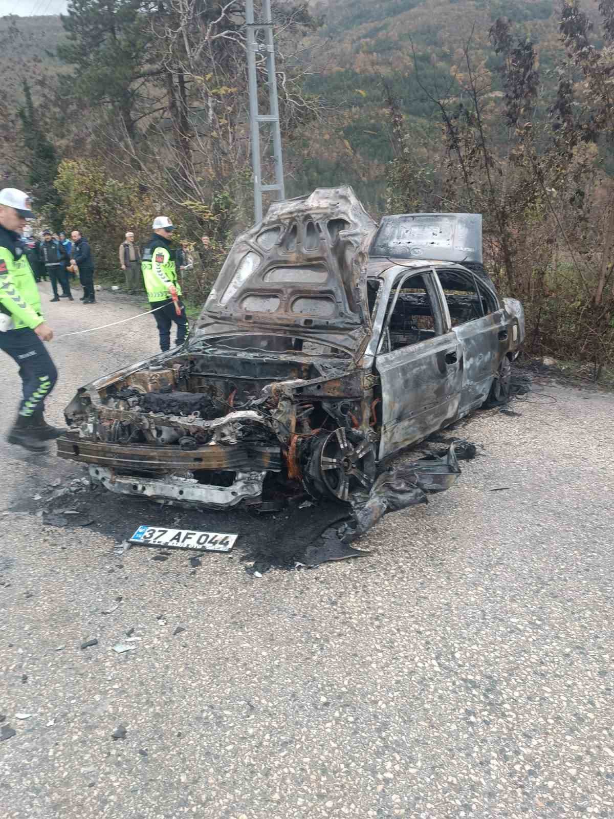 Kastamonu’da hafif ticari araç ile otomobil çarpıştı: 2 yaralı