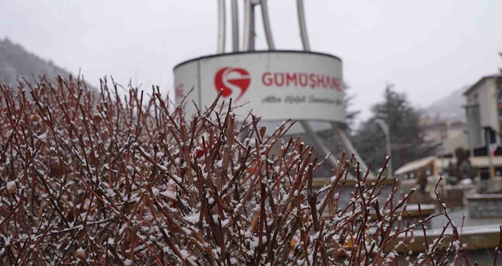 G&uuml;m&uuml;şhane kent merkezine mevsimin ilk karı yağdı
