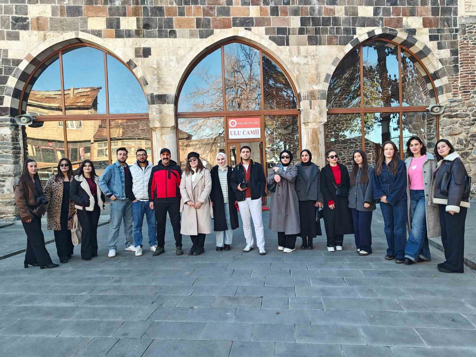 Muş’ta fotoğrafçılık kursiyerleri tarihi ve kültürel mekânlarını fotoğrafladı