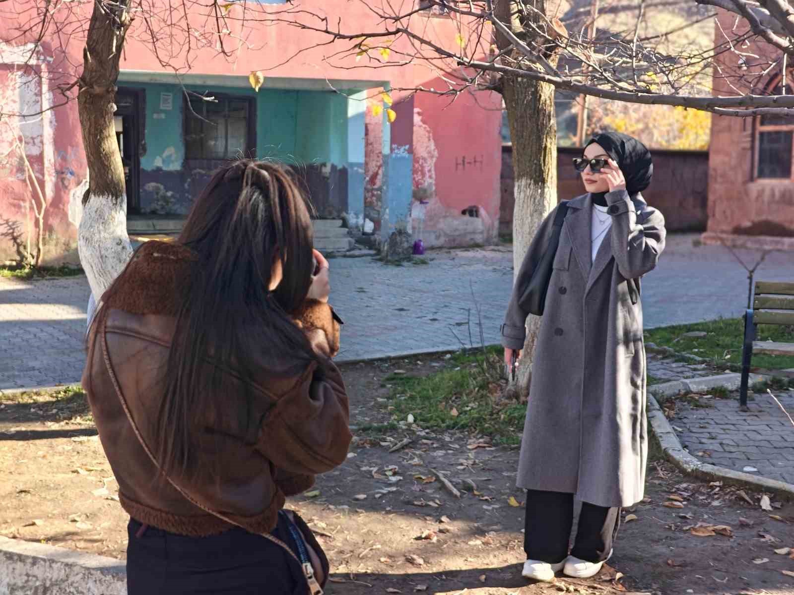 Muş&rsquo;ta fotoğraf&ccedil;ılık kursiyerleri tarihi ve k&uuml;lt&uuml;rel mek&acirc;nlarını fotoğrafladı
