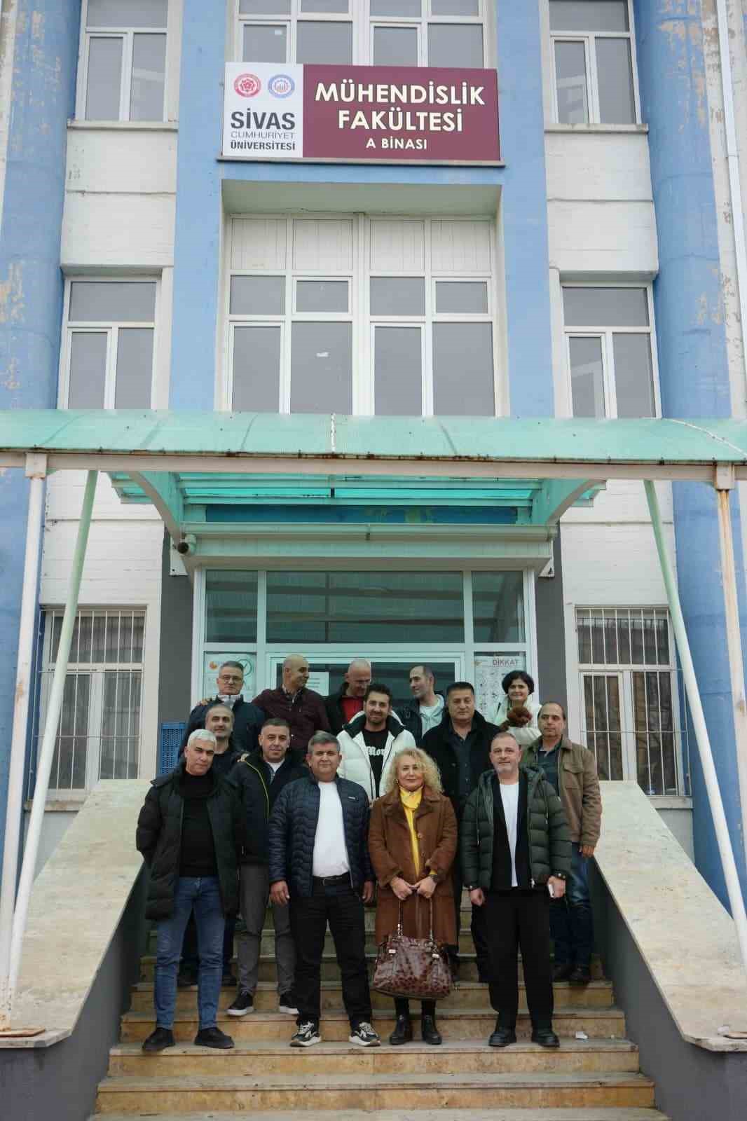 Makine mühendisleri 25 yıl sonra aynı sıralarda buluştu