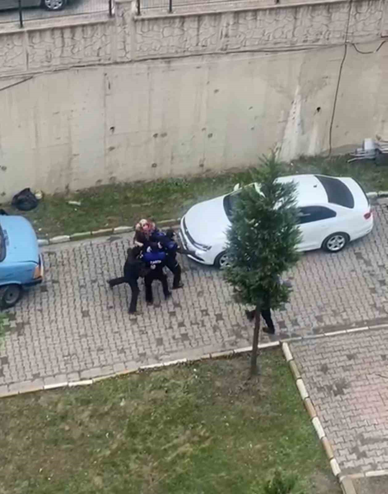 Site içinde karton istifleyen anne ve oğlu zabıtalara saldırdı