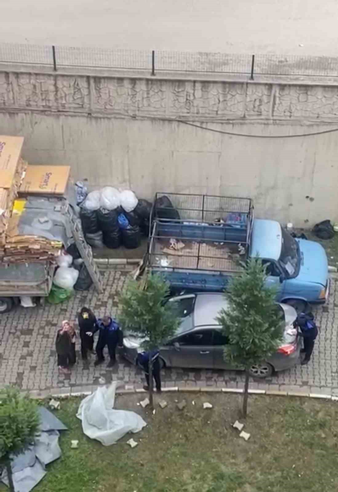 Site i&ccedil;inde karton istifleyen anne ve oğlu zabıtalara saldırdı
