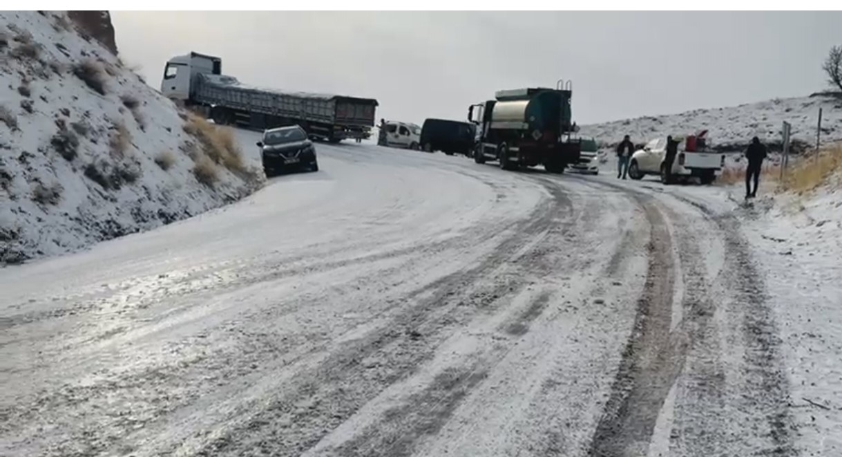 Muş&rsquo;ta mahsur kalan 20 ara&ccedil; kurtarıldı
