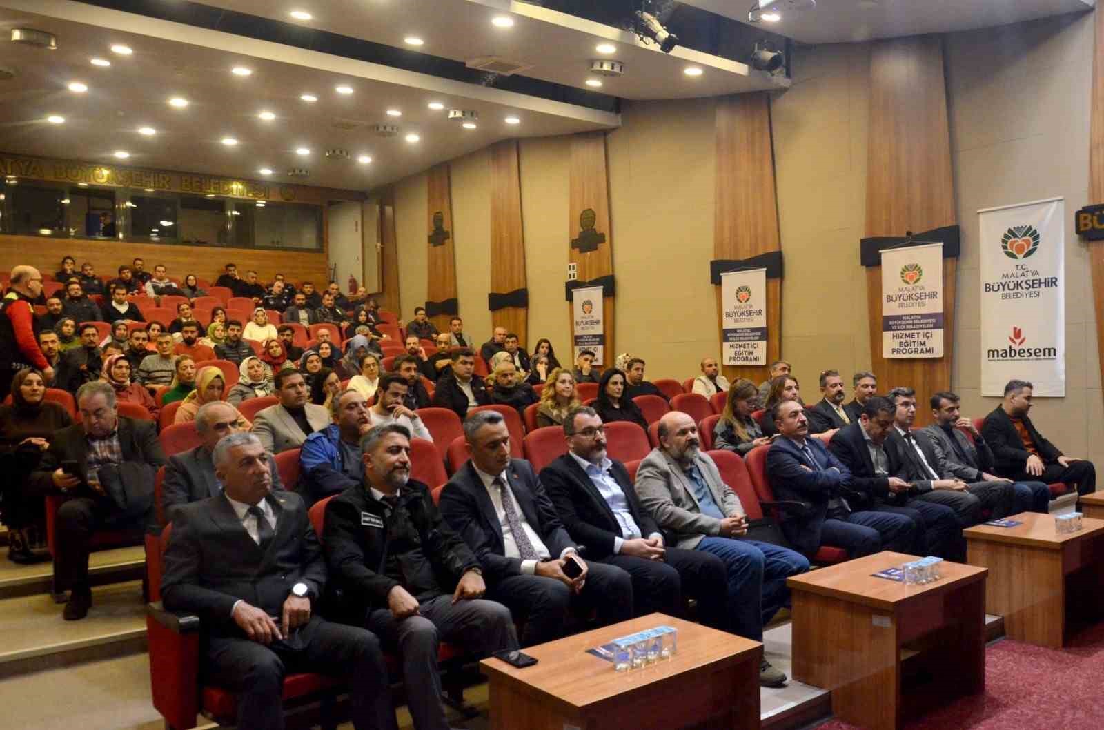 B&uuml;y&uuml;kşehir personellerine hizmet i&ccedil;i eğitimi d&uuml;zenledi
