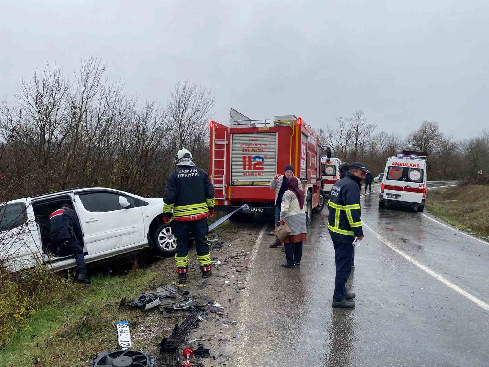 Hafif ticari araç kamyona çarptı: 2 yaralı