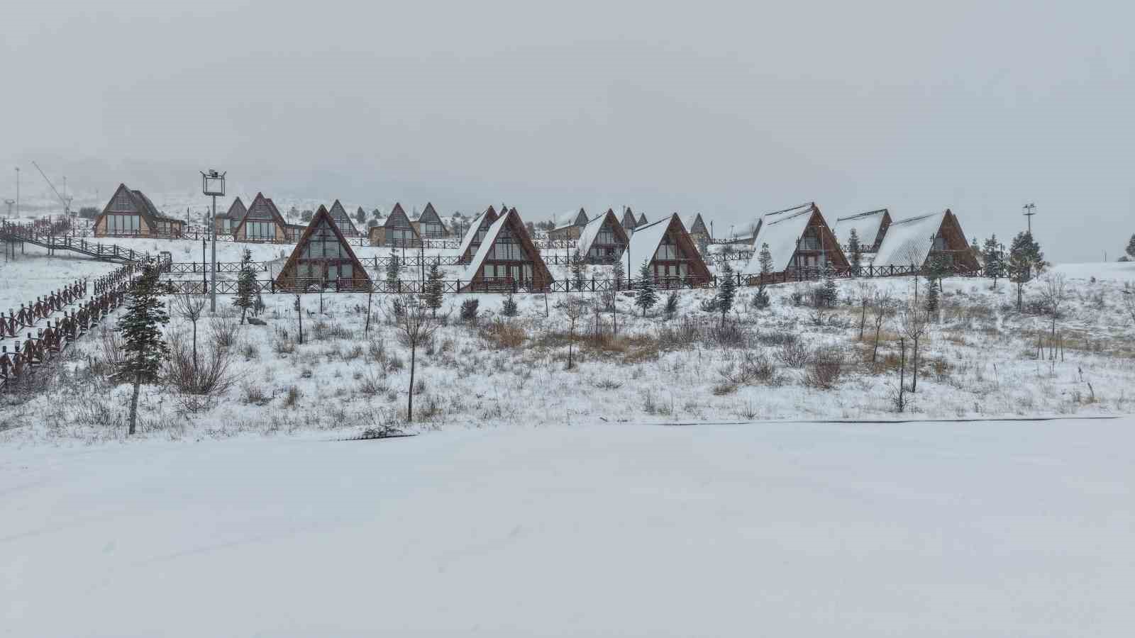 Türkiye’nin en ekonomik kayak tesisi beyaza büründü