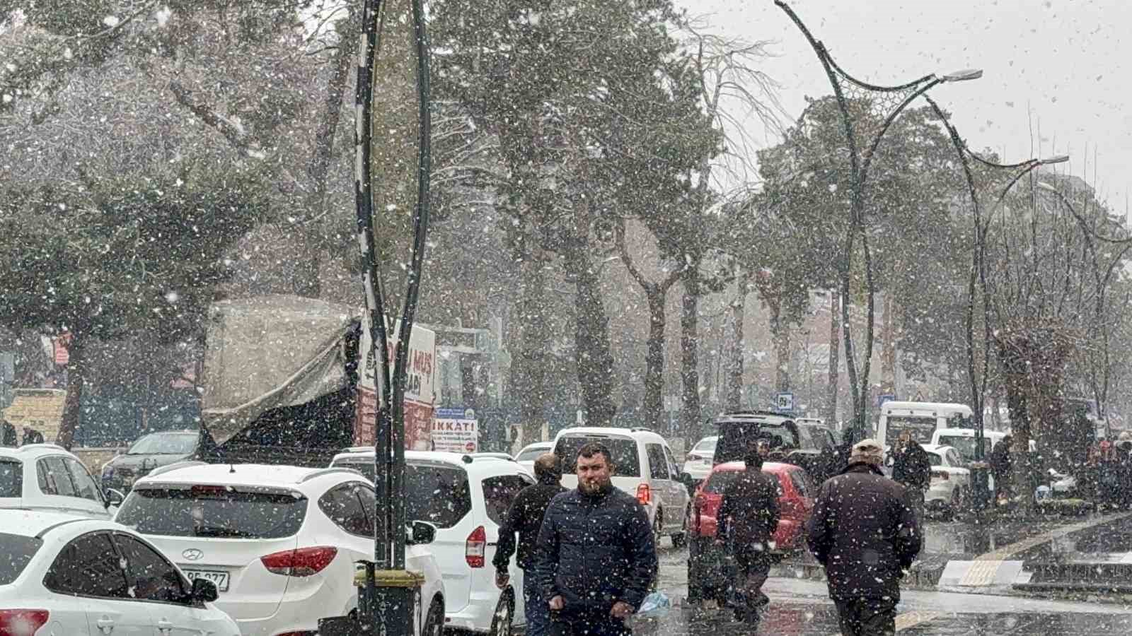 Tatvan&rsquo;da kar yağışı
