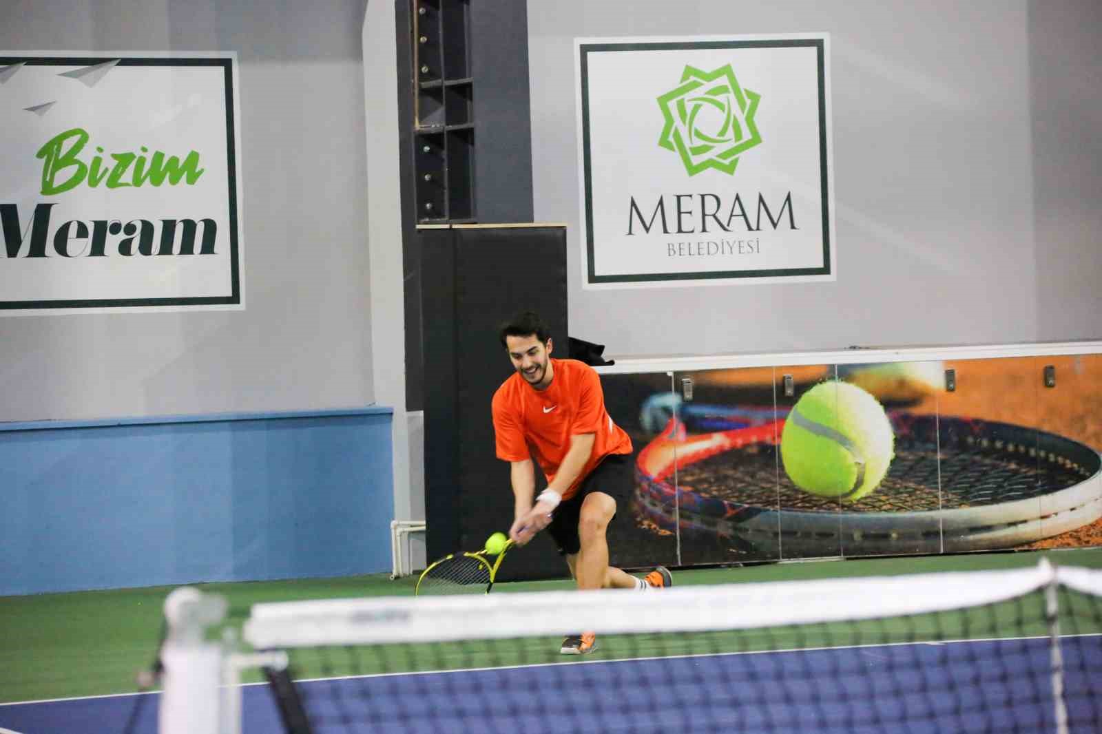 Meram’da aileler kortta buluşuyor