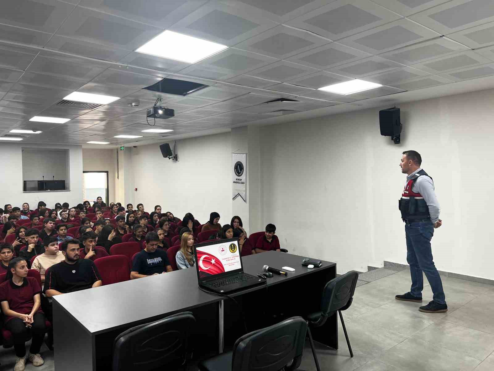 Jandarmadan öğrencilere siber güvenlik eğitimi