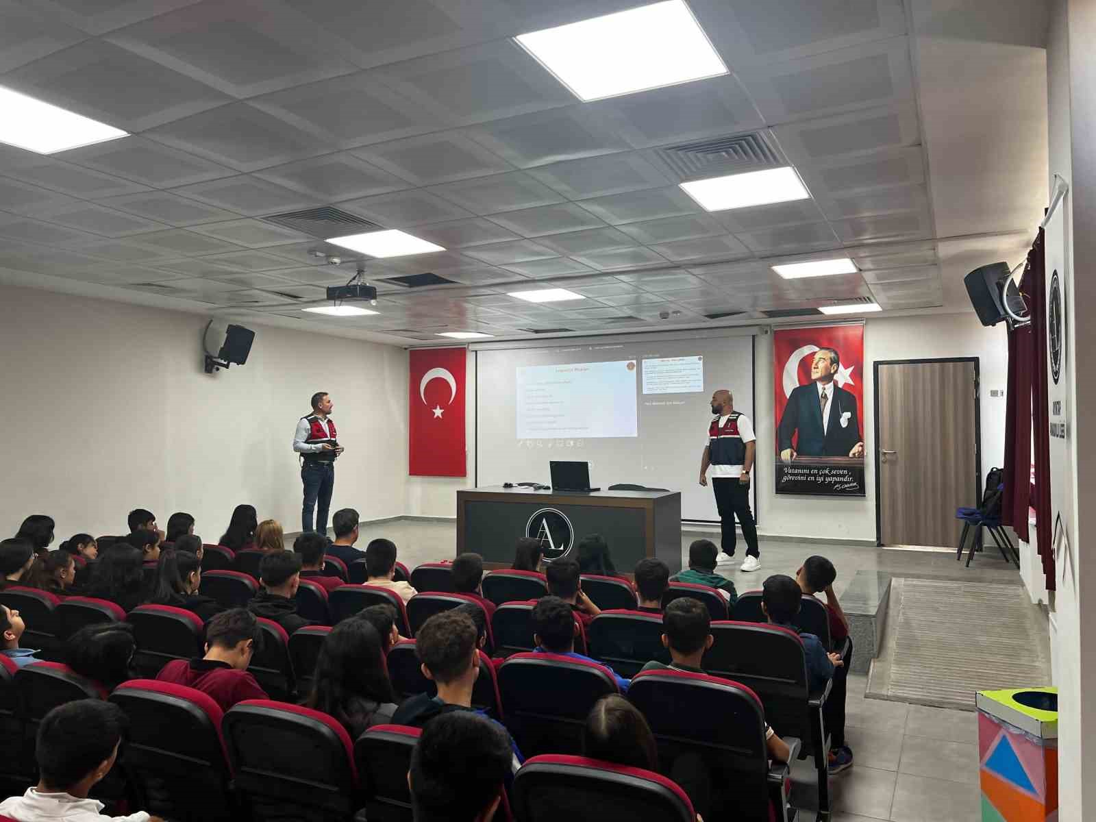 Jandarmadan &ouml;ğrencilere siber g&uuml;venlik eğitimi
