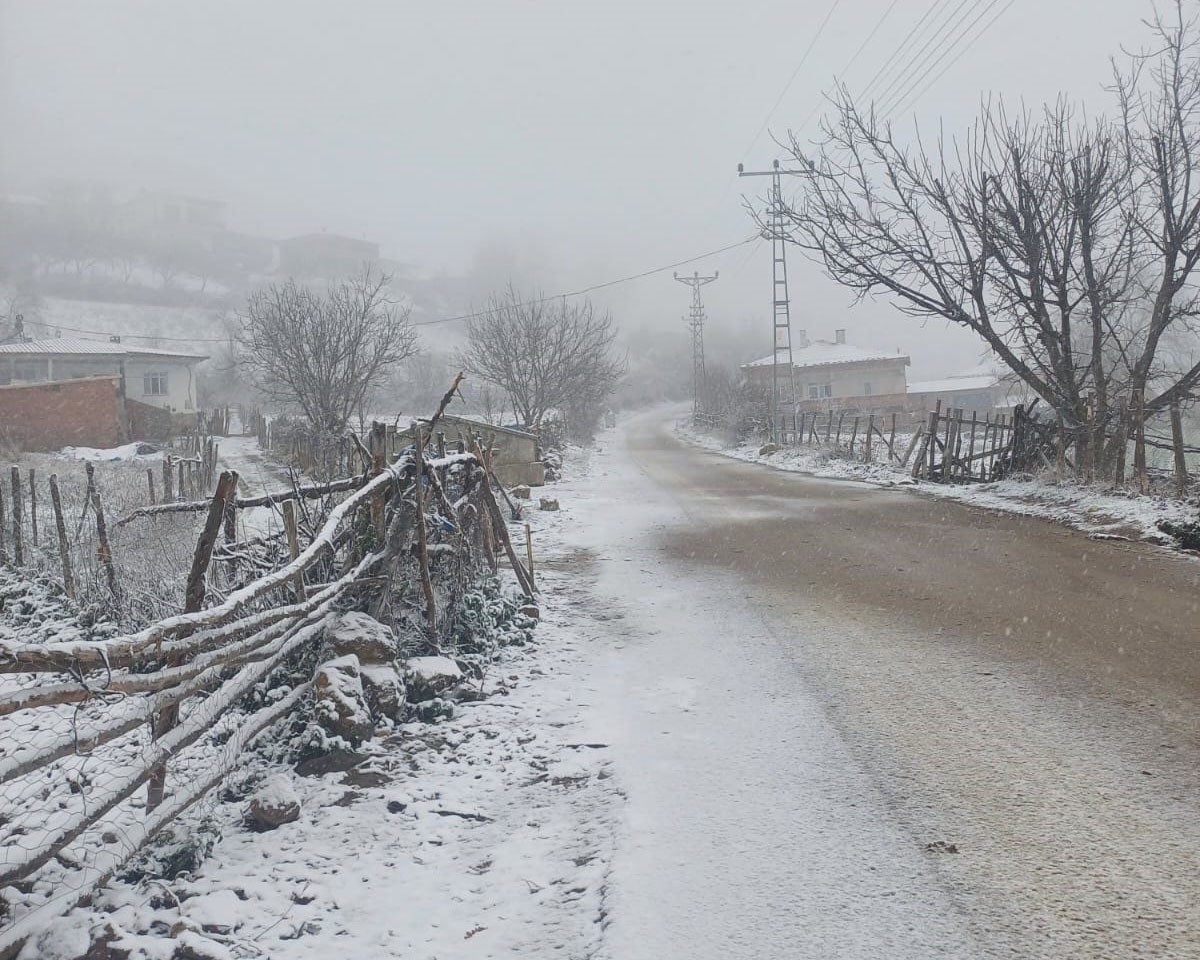 Vezirköprü’de mevsimin ilk kar yağışı