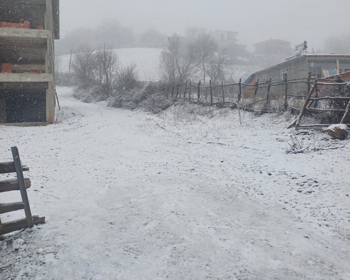 Vezirk&ouml;pr&uuml;&rsquo;de mevsimin ilk kar yağışı
