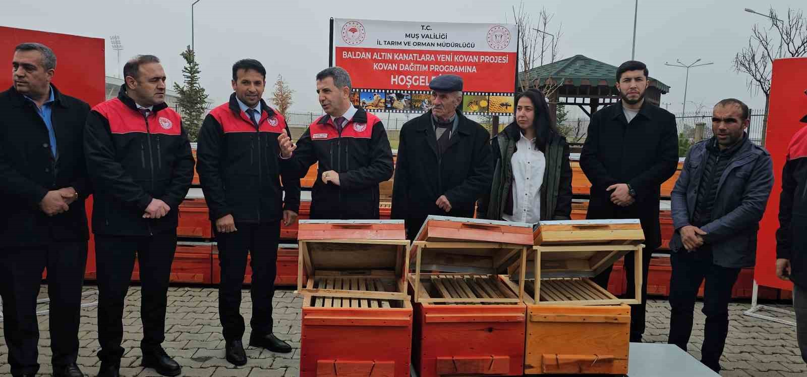 Muş&rsquo;ta 100 &uuml;reticiye 1000 arı kovanı dağıtıldı
