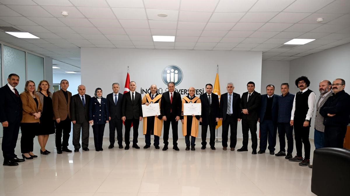 Unvanda y&uuml;kselen akademisyenlere c&uuml;bbeleri giydirildi
