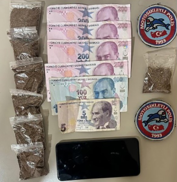 Esenyurt’ta uyuşturucu satışı yapan şahıslar suçüstü yakalandı