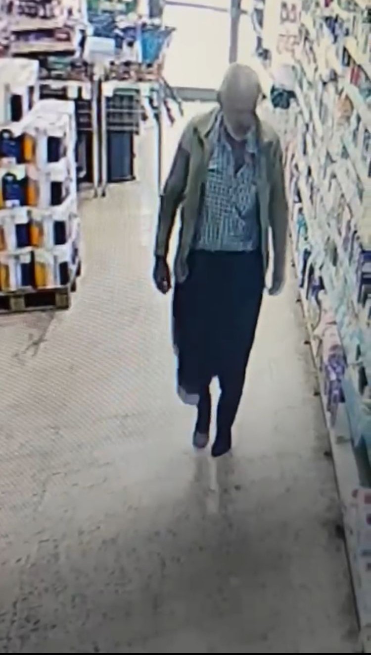 Mersin&rsquo;de i&ccedil;leri ısıtan g&ouml;r&uuml;nt&uuml;: &Ccedil;amurlu ayakkabısını &ccedil;ıkardı, &ccedil;orapla markette alışveriş yaptı
