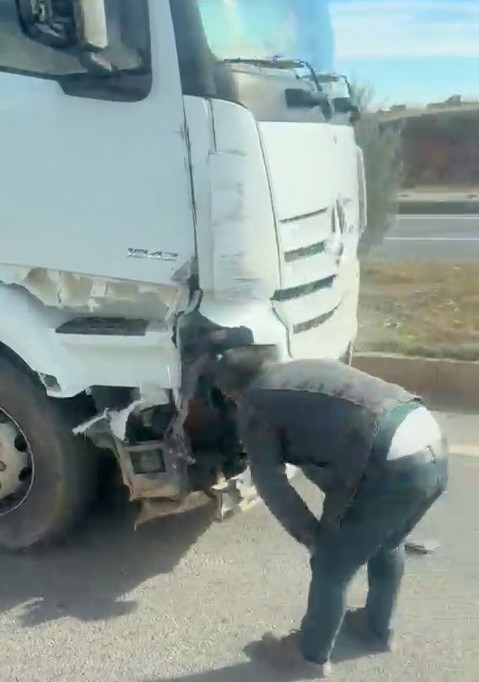 Tır ile hafif ticari araç çarpıştı: 1 yaralı