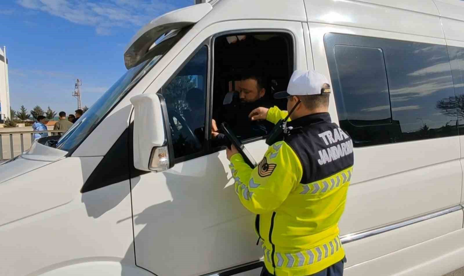 Aksaray&rsquo;da trafik jandarması okul servislerini aralıksız denetliyor
