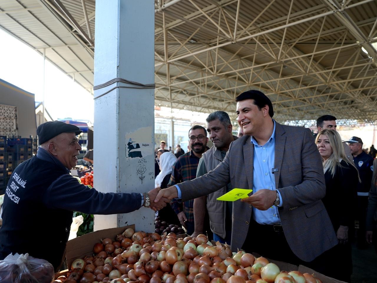 Yılmaz, pazarda vatandaş ve esnafla buluştu