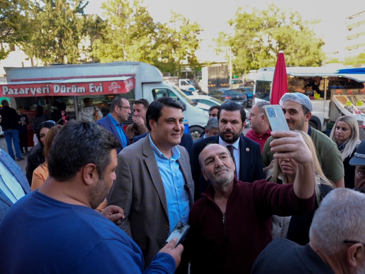 Yılmaz, pazarda vatandaş ve esnafla buluştu
