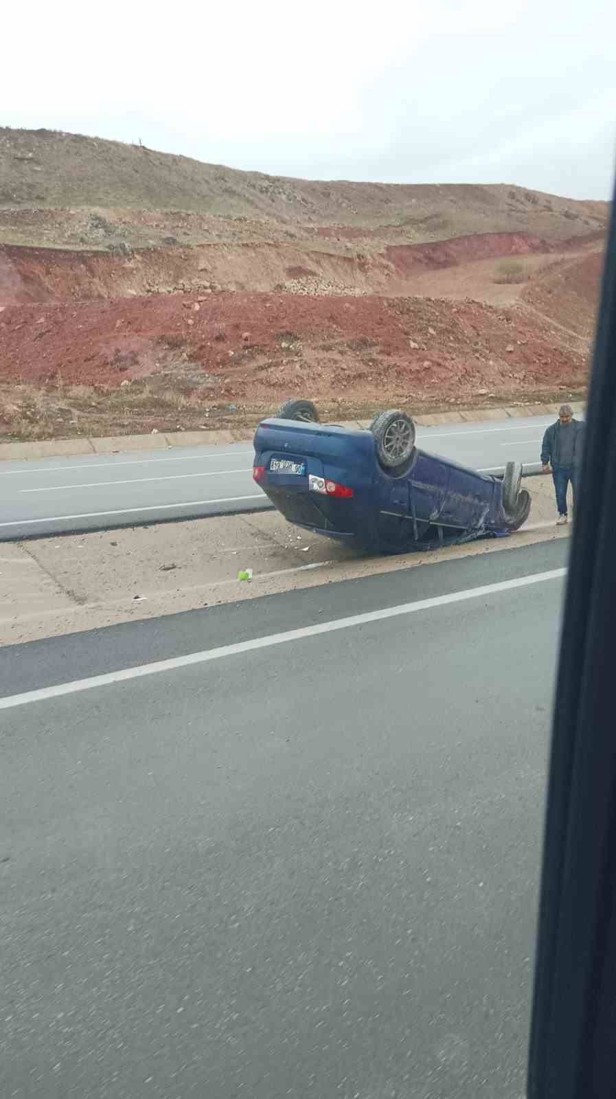 Takla atan otomobil refüje düştü: 2 yaralı