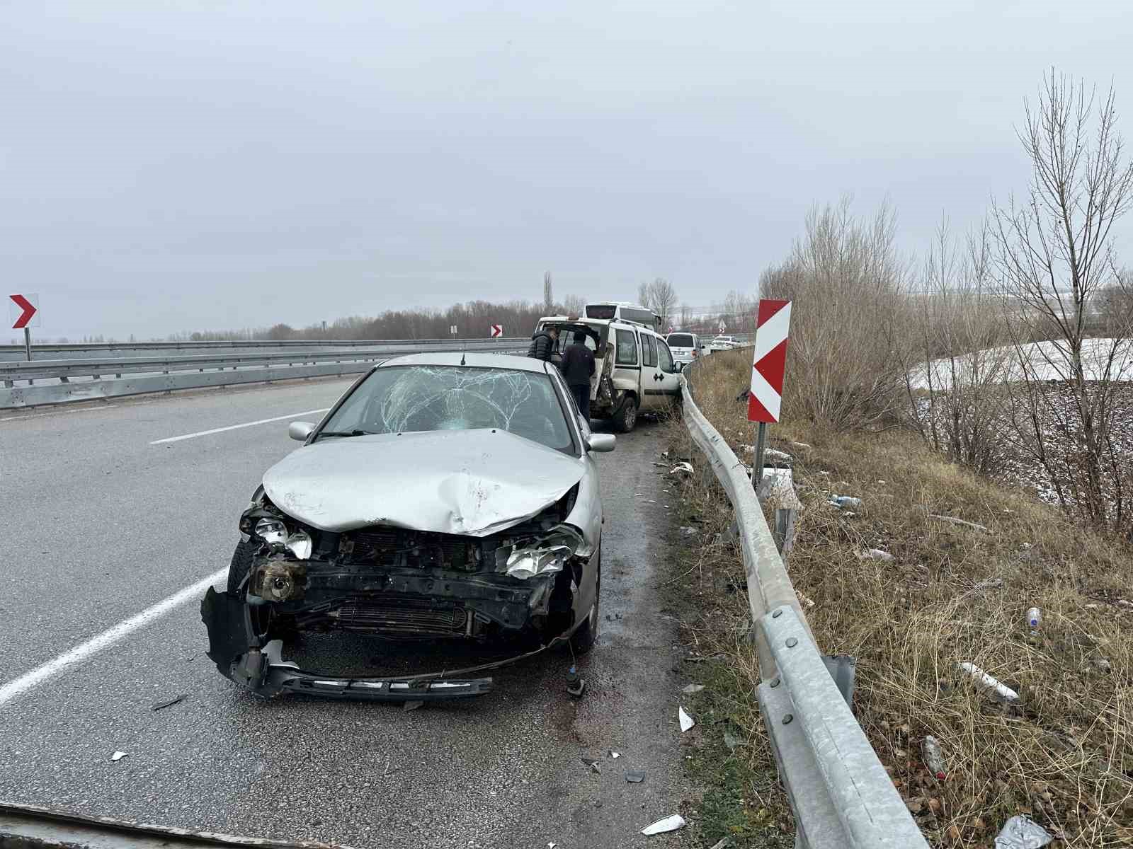 Kaza yapan araçlarının yanında bekleyen vatandaşlara otomobil çarptı: 5 yaralı