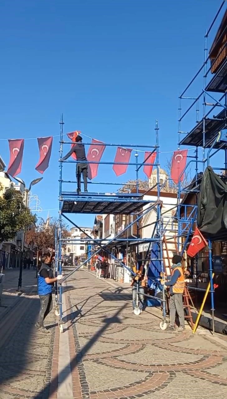Edirne&rsquo;de caddede bayrağa saygı: T&uuml;rk bayrağını &ouml;perek kaldırdı
