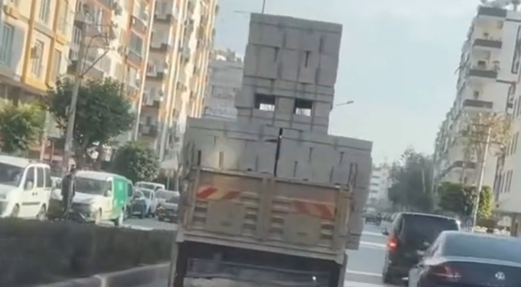 Mersin’de tehlikeli yükleme yapan kamyon sürücüsüne ceza yağdı