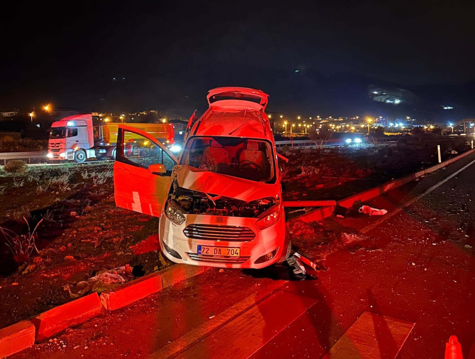Gaziantep’te hafif ticari araç ile tır çarpıştı: 2’si çocuk 3 yaralı
