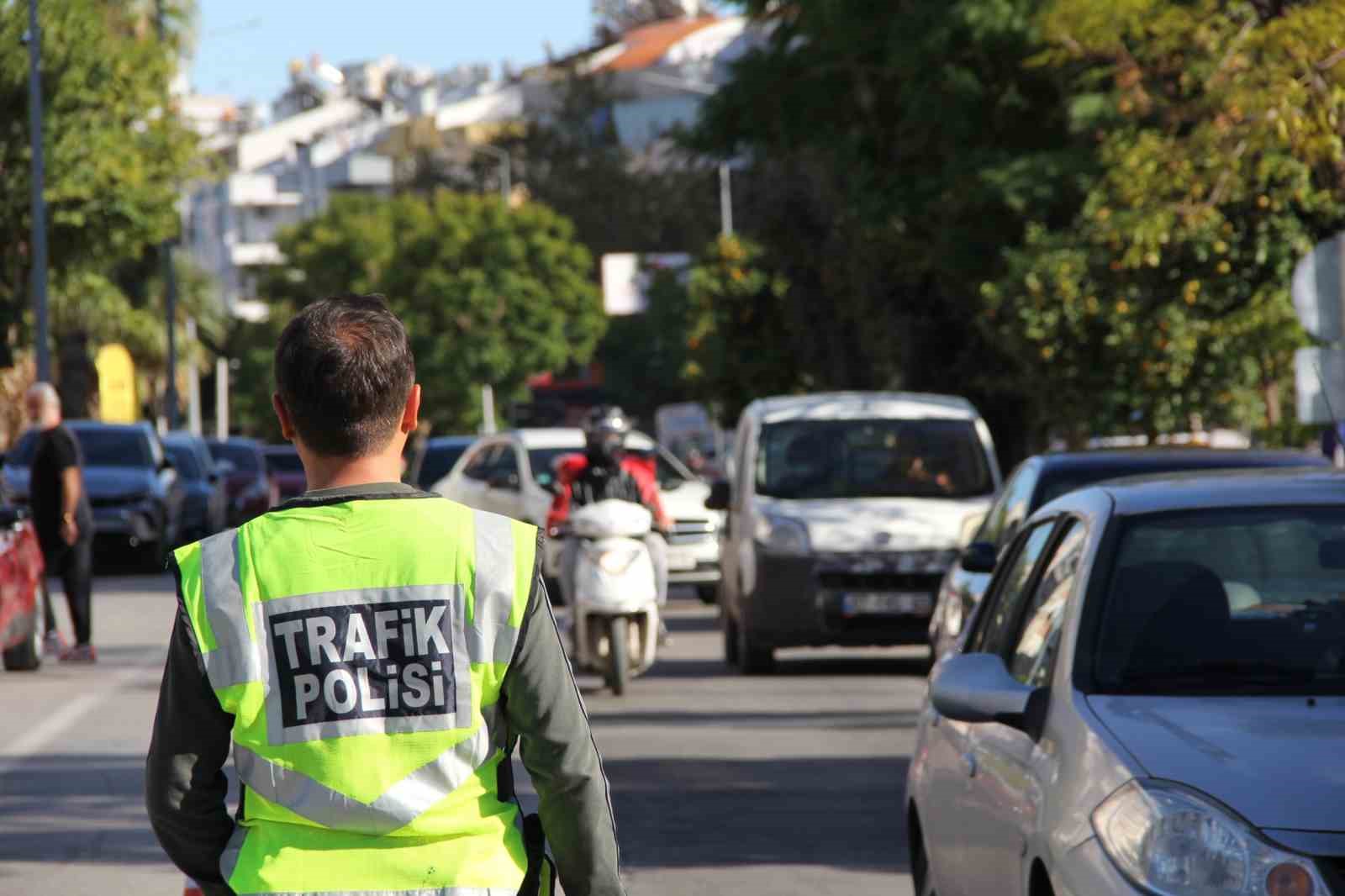 Antalya&rsquo;da son 1 haftada 11 bin 553 ara&ccedil; ve s&uuml;r&uuml;c&uuml;ne ceza kesildi
