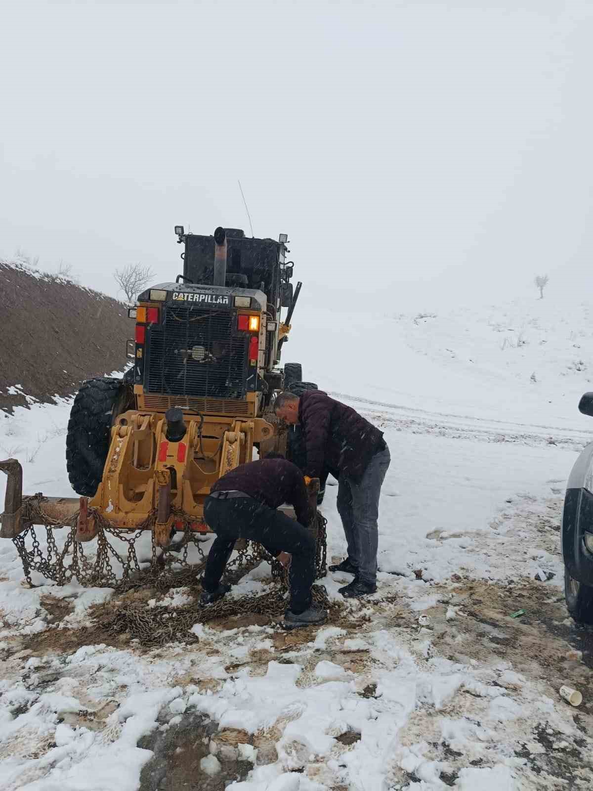 Pervari’de grup köy yolu kardan kapandı