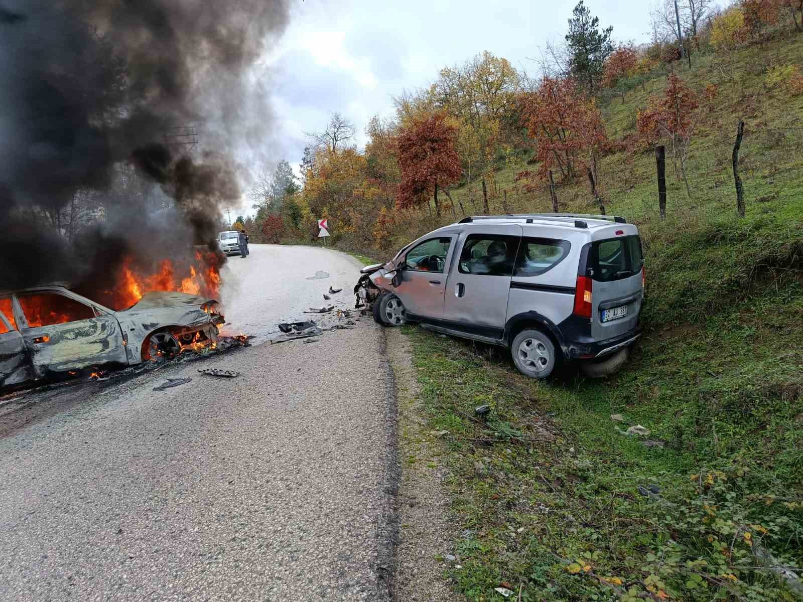 Kastamonu’da hafif ticari araç ile otomobil çarpıştı: 2 yaralı