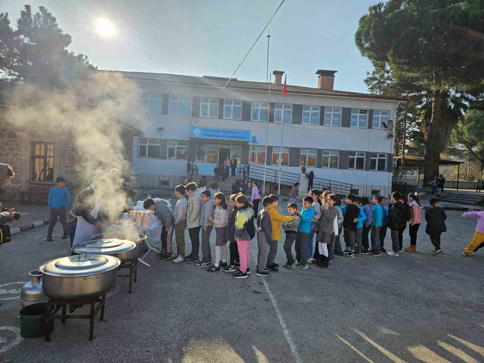 Sındırgı&rsquo;da "Yerli Malı Haftası" tarhana ve keşkekle şenlendi
