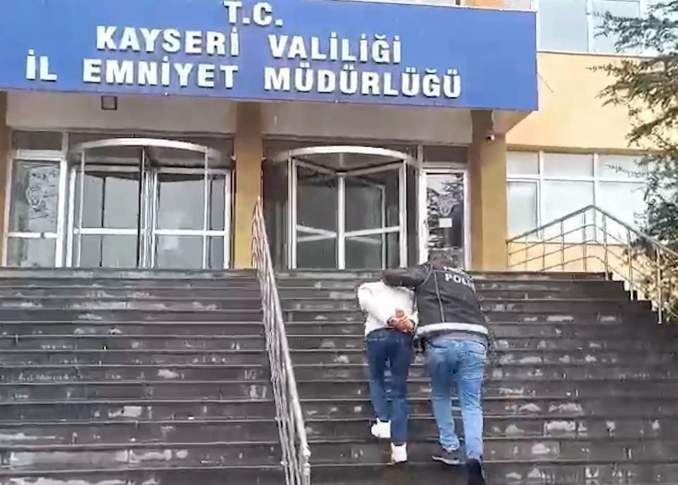 Kayseri&rsquo;de kesinleşmiş hapis cezasıyla aranan 2 şahıs yakalandı
