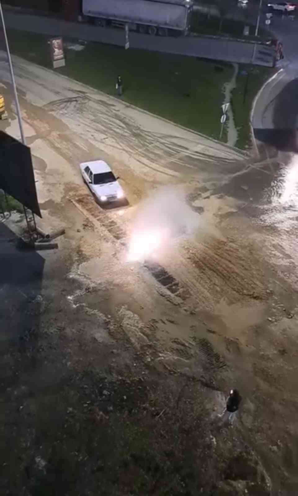 Krizi fırsata çevirdi, patlayan suda aracını yıkadı