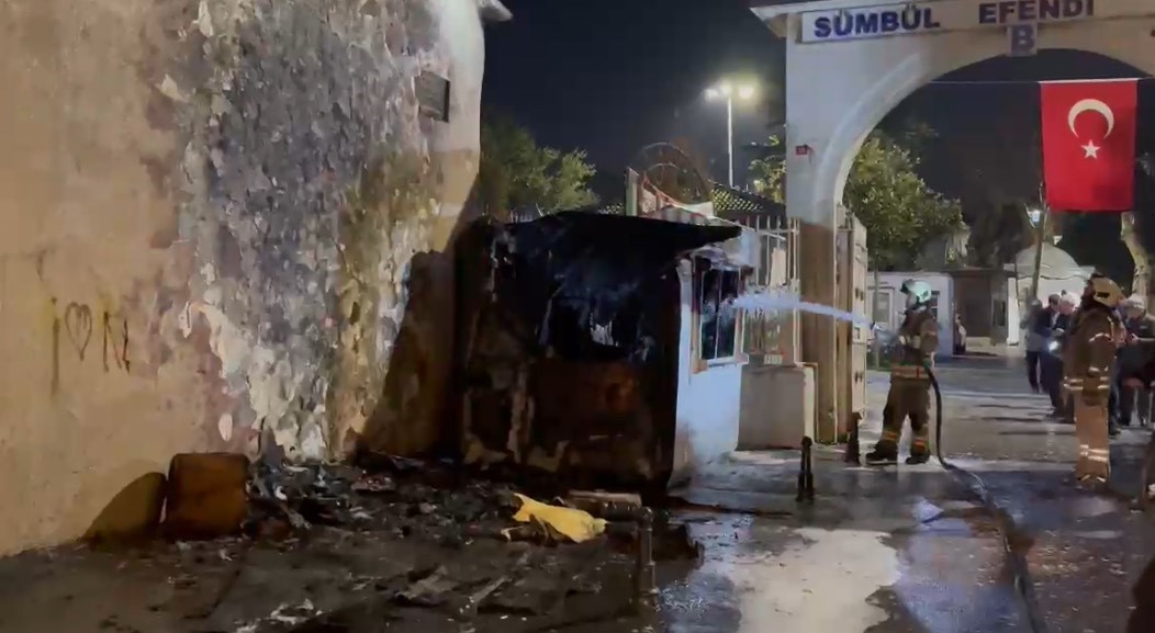 Fatih’te güvenlik kulübesi alev alev yandı