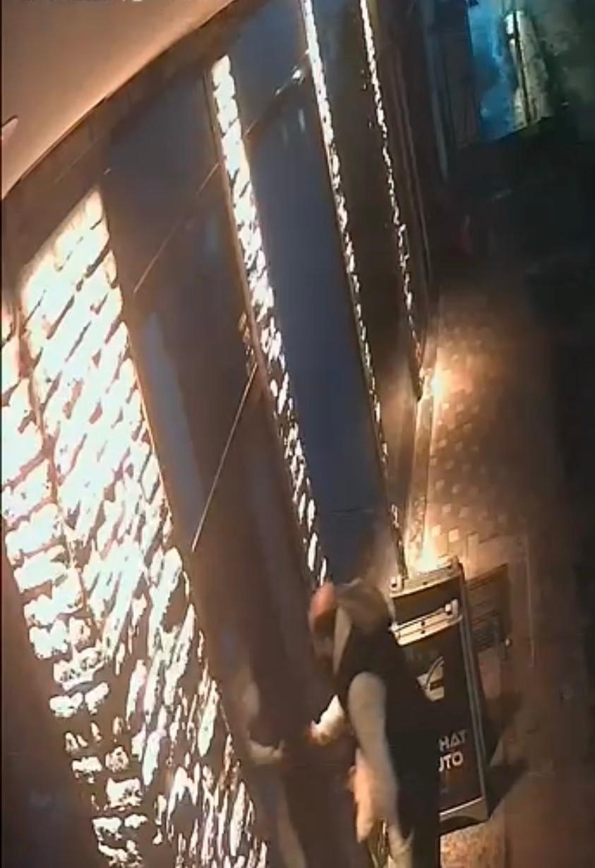 Kayseri’de esnaf, boğazına şeker kaçan bebeği heimlich manevrasıyla kurtardı... O anlar kamerada