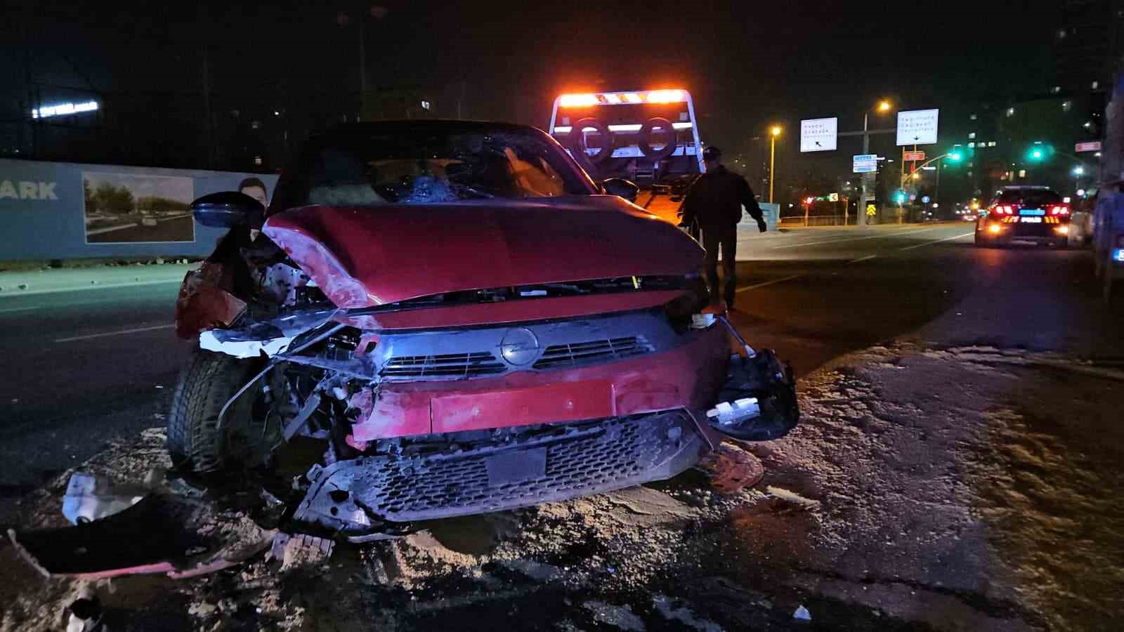 Kağıthane’de makas atan sürücü, park halindeki tıra çarptı: 2 yaralı