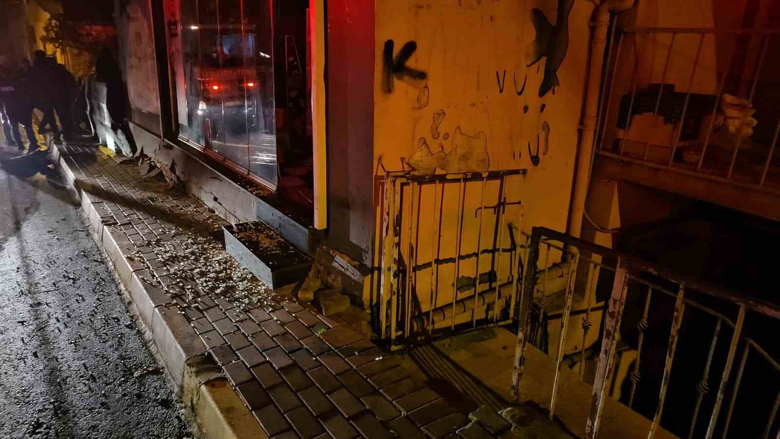 Sarıyer&rsquo;de &uuml;st katı kayan bina gecekonduya yaslandı: Facianın eşiğinden d&ouml;n&uuml;ld&uuml;
